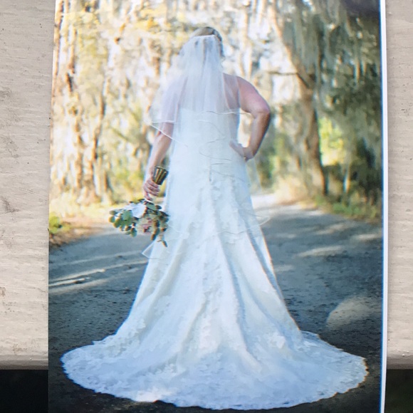 Used wedding dress in perfect condition. Cleaned, pressed, and preserved. - Picture 8 of 16